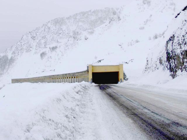 Автомагистраль, соединяющая Россию с Южной Осетией, закрыта из-за угрозы схода лавин