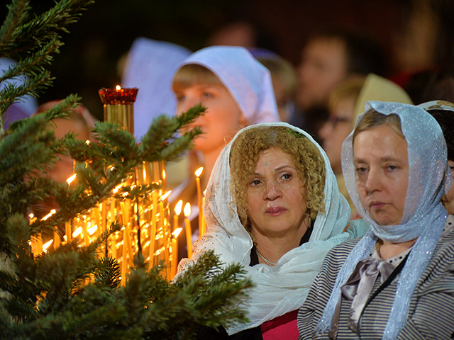 В кафедральном соборе Русской православной церкви - московском храме Христа Спасителя в 23:00 мск началось ночное торжественное богослужение, посвященное великому празднику Рождества Христова
