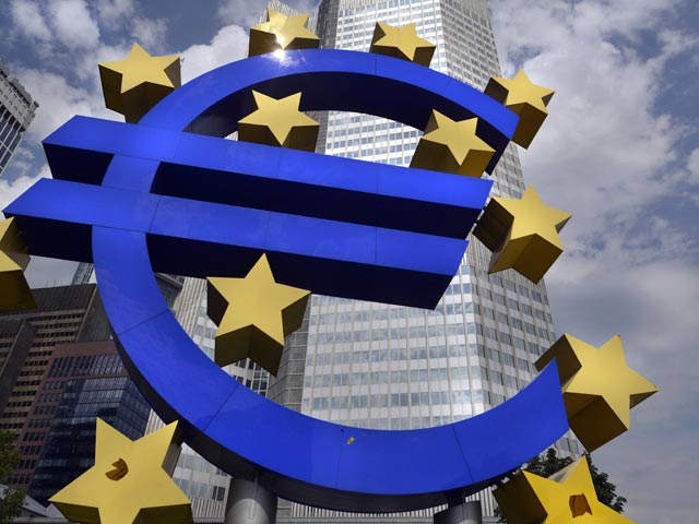 Экономика еврозоны все больше замедляется, евро проигрывает доллару