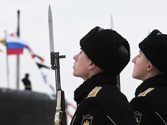 Российские моряки отметили Рождество традиционными заплывами в обмундировании и с оружием