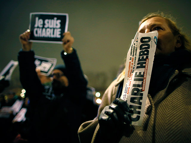 После террористической атаки на редакцию сатирического журнала Charlie Hebdo, произошедшей 7 января, в ходе которой погибли 12 человек, в том числе главный редактор журнала, тысячи людей вышли на Площадь Республики в Париже, чтобы провести "Марш молчания"