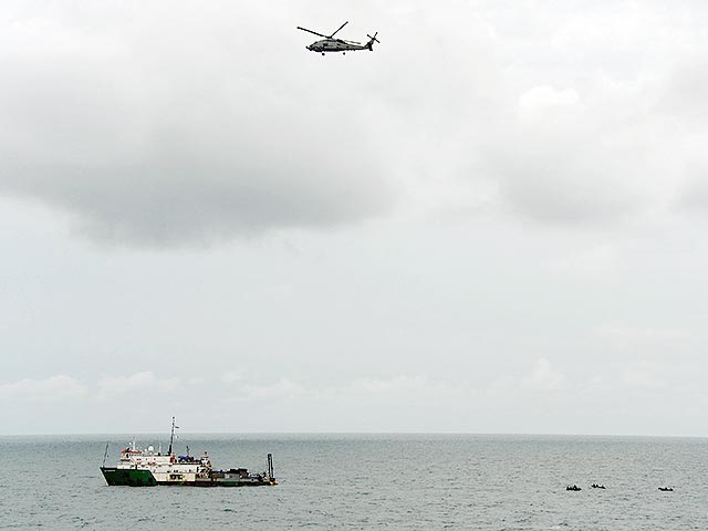 Сводная команда индонезийских боевых пловцов, работающая в акватории Яванского моря там, где была обнаружена хвостовая часть разбившегося авиалайнера AirAsia, смогла в четверг поднять на поверхность несколько найденных там небольших предметов