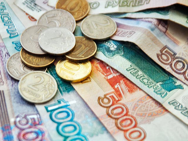 Российский рубль, чье самочувствие привязано к цене на нефть, на этом фоне немного укрепился по отношению к доллару и евро