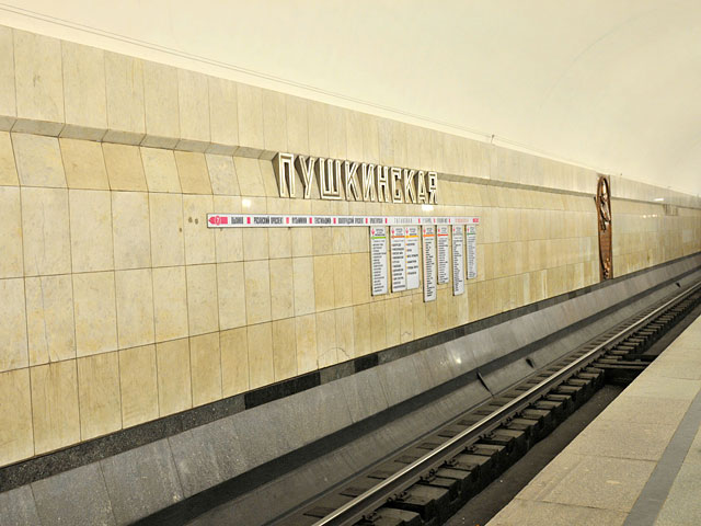 На Таганско-Краснопресненской линии московского метро произошел сбой в движении поездов. Причиной задержки в курсировании составов между станциями стало падение человека на рельсы. Инцидент произошел на станции метро "Пушкинская"