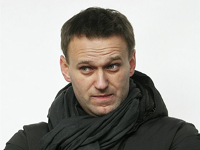 Оппозиционер Алексей Навальный в субботу пришел в московский офис своего Фонда борьбы с коррупцией, несмотря на домашний арест по "делу Yves Rocher"