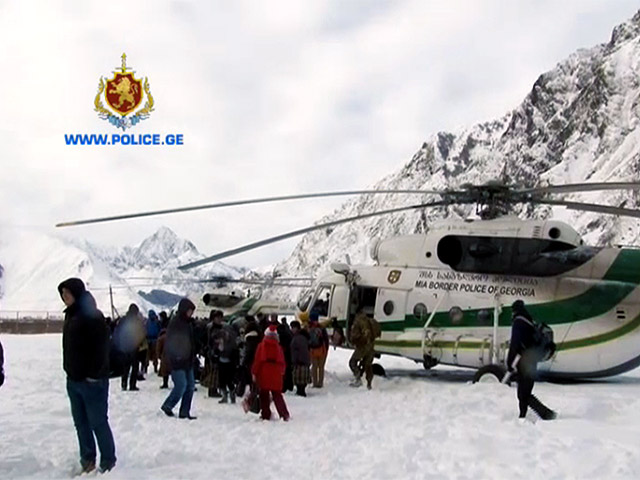 МВД Грузии провело спасательную операцию в поселке Казбеги около границы с Россией: из занесенного снегами района вертолетами эвакуировали более 200 туристов