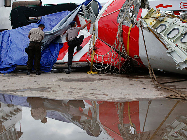 Индонезийские военные водолазы подняли на поверхность один из бортовых самописцев самолета малайзийской авиакомпании AirAsia