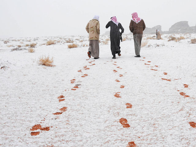 Жители Саудовской Аравии, страдающие от последствий пришедшего из России шторма Зина, пытаются отвлечься от холода и размышлений о бытовых неурядицах с помощью редкого для жителей Ближнего Востока развлечения - создания снеговиков