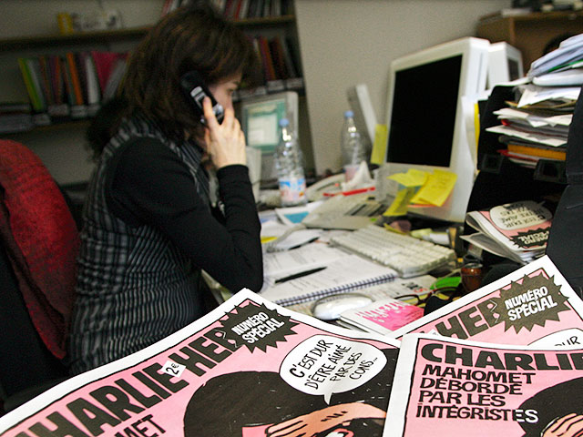 Свежий номер ставшего целью теракта французского еженедельника Charlie Hebdo вновь опубликует карикатуры на пророка Мухаммеда и шутки на тему политики и религии