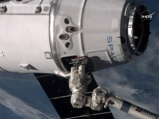 Экипаж Международной космической станции (МКС) в ручном режиме произвел захват американского грузового космического корабля Dragon манипулятором Canadarm