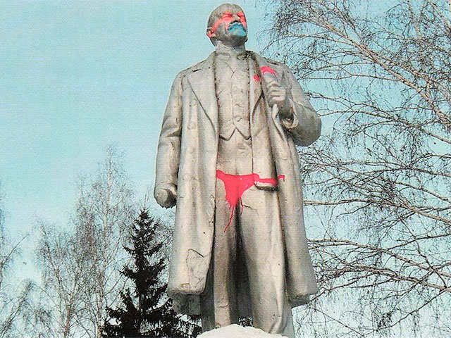 Изваяние Ленина "облачили" в красные плавки, а на лице пририсовали очки такого же цвета