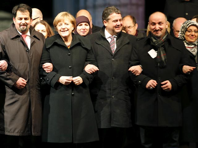 Канцлер Германии Ангела Меркель приняла участие в митинге мусульманской общины против исламофобии - "Демонстрация против террора" (Mahnwache gegen Terror)