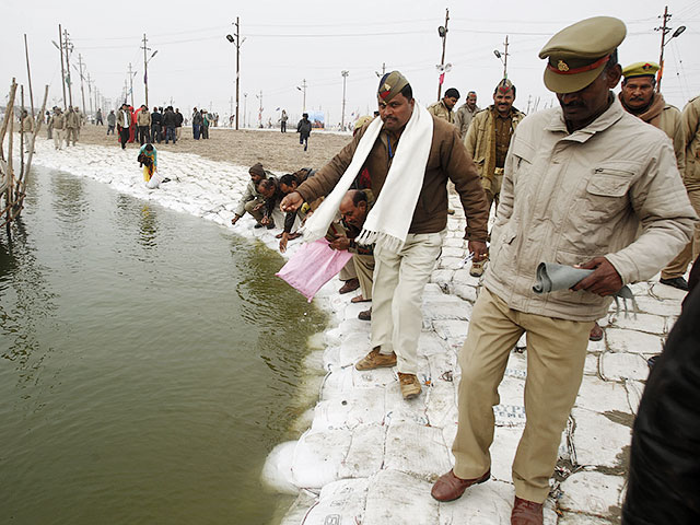 Более сотни разлагающихся трупов всплыли во вторник, 13 января, на поверхность реки Ганг у берегов округа Уннао в штате Уттар-Прадеш на севере Индии