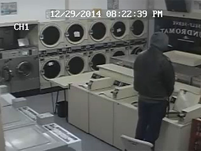 В США хулигана, мочившегося в стиральную машину в прачечной, хотят наказать за вандализм