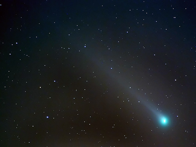 Один из пользователей предположил, что загадочным телом на видео может быть комета Лавджоя, которая пролетала над Красноярском с 7 до 12 января