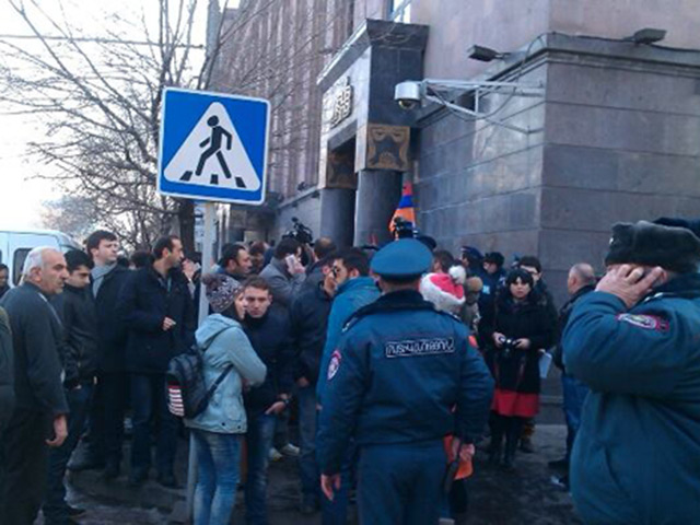 В Ереване перед посольством РФ более часа продолжается акция протеста, несколько десятков участников которой требуют проведения расследования убийства в Гюмри правоохранительными органами Армении