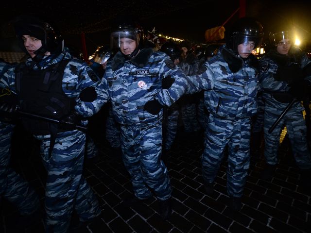 На Манежной площади, где собрались сторонники Алексея и Олега Навальных, чтобы выразить негодование вынесенным братьям в конце прошлого года приговором, начались задержания