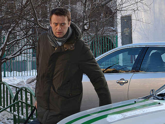 "Ну сегодня мы установили рекорд. 12 (двенадцать) человек встречали на выходе из подъезда. Постановление о приводе. Везут в СК", - сообщил Навальный в своем Twitter