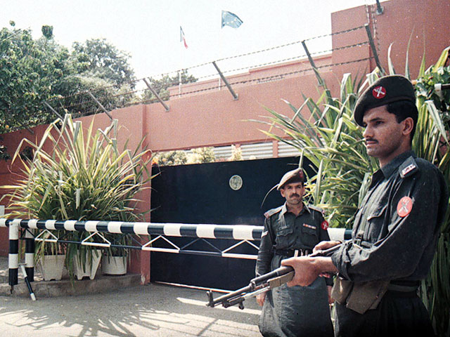 В Пакистане полиция защищает посольство Франции от протестующих против публикации карикатур на Мухаммеда
