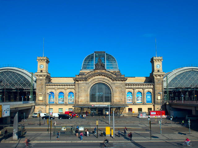 В качестве возможных целей атак называются вокзалы в Берлине и Дрездене, где всегда огромное скопление людей