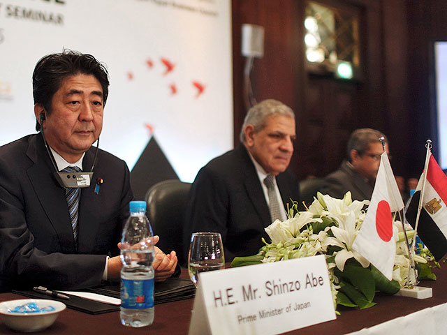 Япония направит государствам Ближнего Востока помощь невоенного характера в размере 2,5 млрд долларов США. Об этом заявил в египетской столице премьер-министр страны Синдзо Абэ