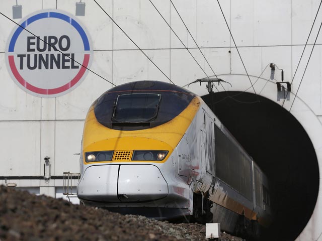 Движение по туннелю под проливом Ла-Манш, прерванное накануне из-за задымления, восстановлено, сообщила в воскресенье компания Eurostar, оператор пассажирского сообщения в Евротуннеле