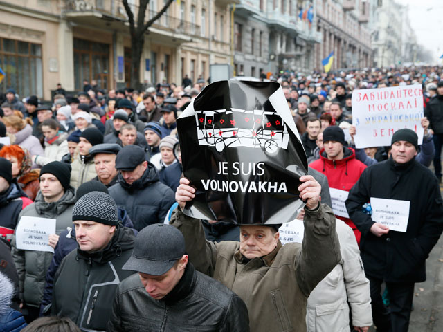 Тысячи людей в Киеве вышли на Марш единства в память о жертвах военных действий, в том числе обстрела автобуса около Волновахи, в результате которого погибли 12 челове