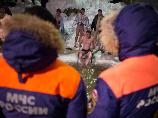 МЧС отрядило 35 тысяч спасателей для обеспечения безопасности крещенских купаний