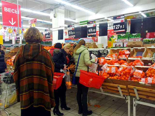 Инфляция начала сказываться на привычной модели потребления москвичей: из-за большей доли импортных товаров в корзине и проникновения торговых сетей инфляция по итогам 2014 года в Москве уже слегка превысила среднероссийскую - 11,8%