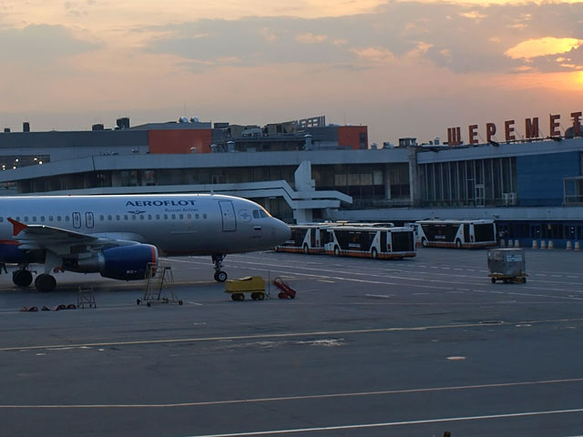 Источник в службах аэропорта "Шереметьево" сообщил, что на взлетно-посадочную полосу приземлился самолет, на борту которого находится человек с симптомами болезни, напоминающей смертоносный вирус Эбола