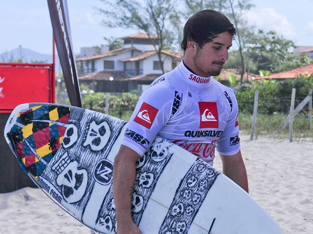 В Бразилии полицейский застрелил в ссоре знаменитого серфингиста
