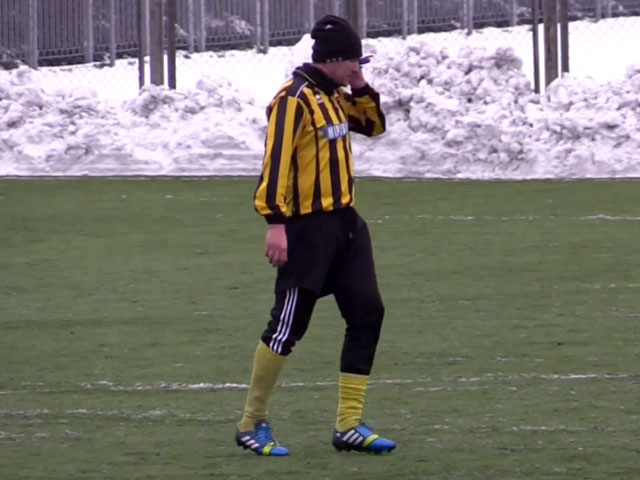 Украинский футболист во время матча болтал по мобильному телефону