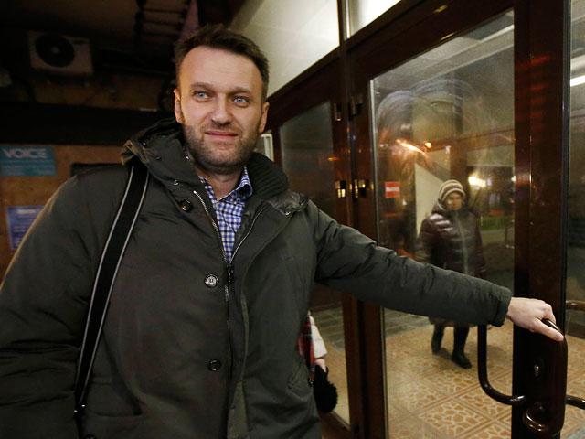 Оппозиционер Алексей Навальный заявил в интервью телеканалу "Дождь", что считает нужным ввести компенсационный налог в рамках пересмотра процессов приватизации имущества СССР девяностых годов