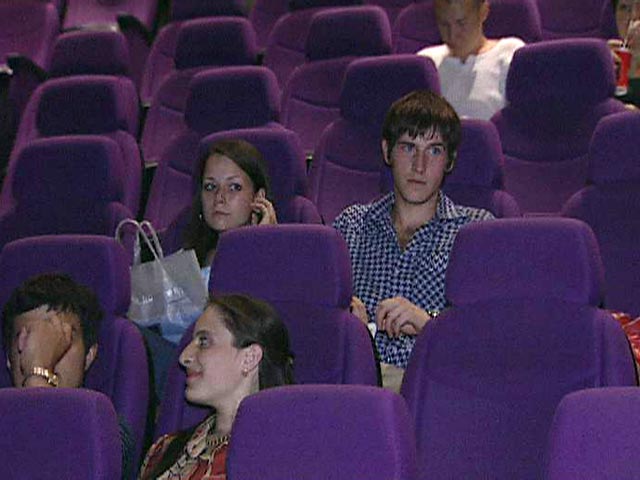 Кризис заставил россиян реже ходить в театры и кино