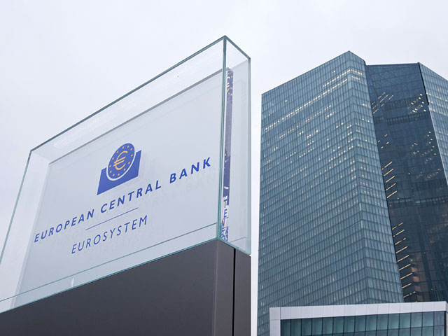 Европейский центральный банк (ЕЦБ) запустил программу "количественного смягчения" - выкупа активов в объеме 60 млрд евро в месяц