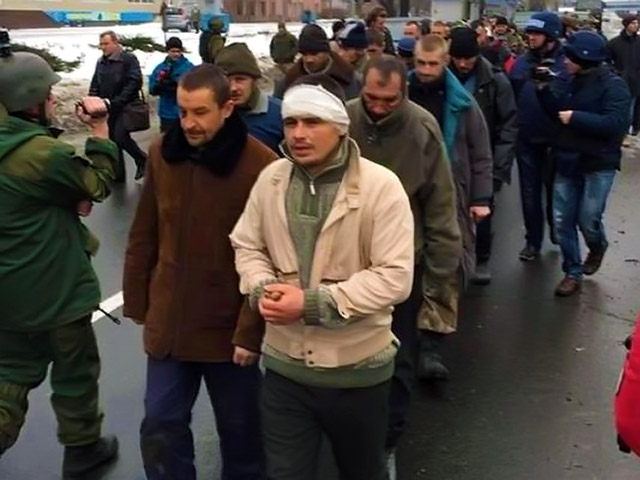 На востоке Украины сепаратисты, которые взяли под контроль территорию аэропорта в Донецке и захватили оборонявших его украинских военных, устроили очередной "парад позора"