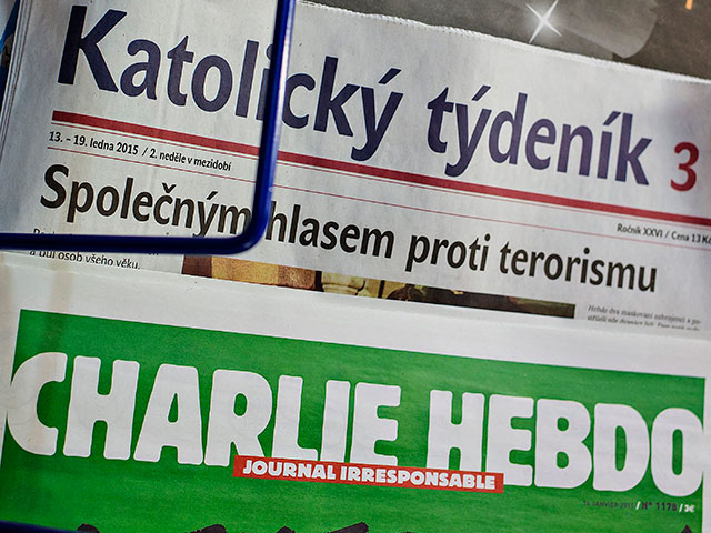 Экземпляры последнего выпуска французского сатирического еженедельника Charlie Hebdo, которые на Западе моментально сметали с прилавков, добрались и до России