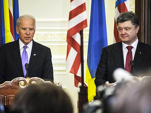 В ходе телефонной беседы вице-президент США Джо Байден и президент Украины Петр Порошенко "согласились, что следует работать с международными партнерами и добиваться, чтобы цена для России за ее политику в отношении Украины продолжала возрастать"