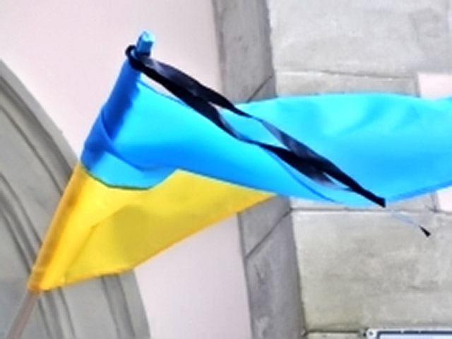 Президент Украины Петр Порошенко объявил 25 января Днем траура "в связи с трагической гибелью мирных жителей Мариуполя 24 января 2015 в результате массированного обстрела жилых районов города террористами"