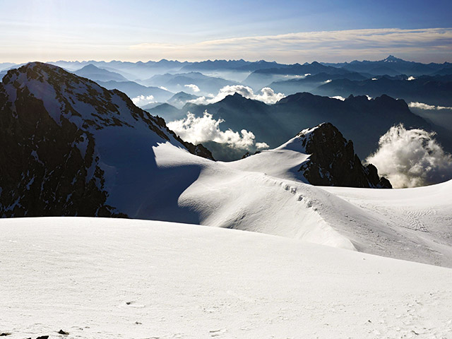 В Альпах после схода лавины найдены тела шестерых французских горнолыжников - четверых мужчин и двух женщин