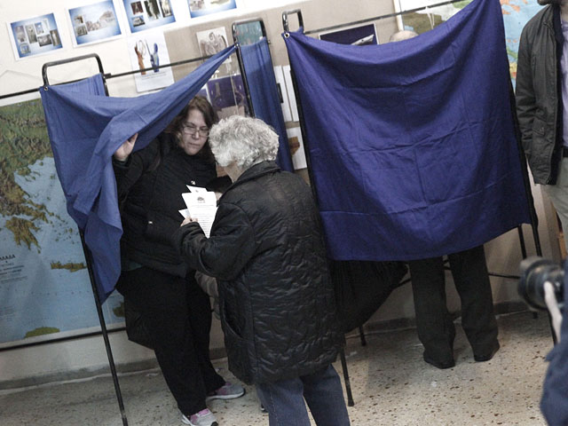 На досрочных парламентских выборах в Греции, которые закончились в 19:00 по местному времени (20:00 по Москве), лидирует главная оппозиционная партия Коалиция радикальных левых сил (СИРИЗА)