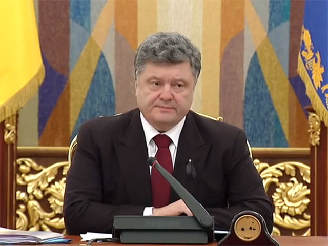 Президент Украины Петр Порошенко заявил в воскресенье, открывая заседание Совета национальной безопасности и обороны (СНБО), что ситуация по всей линии столкновения с отрядами сепаратистов стабильная, вооруженные силы Украины "контролируют всю линию фронт
