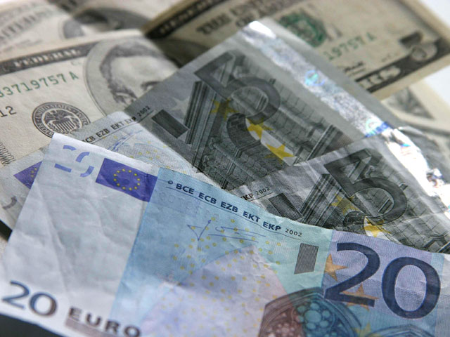 Курс евро на Московской бирже вырос почти на два рубля, доллара - на полтора
