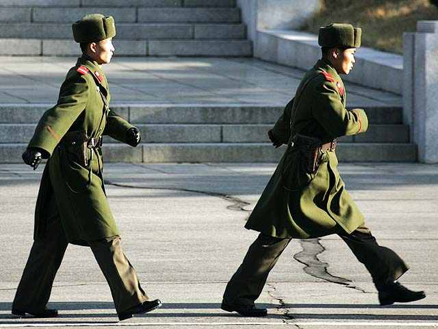 Блоггеры встревожены судьбой северокорейских солдат, поцелуй которых попал на камеры видеонаблюдения