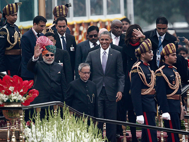 Блоггеры и пресса раскритиковали Обаму, который жевал жвачку на военном параде в Индии
