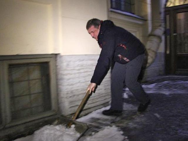 Вице-губернатор Петербурга, предлагавший горожанам самим бороться со снежными завалами, как "настоящий мужик" вышел на уборку улиц