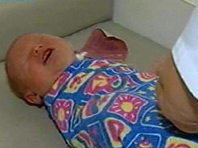 Пока что один новорожденный ребенок остается у матери, а подаренного малыша полицейские забрали и передали органам опеки и попечительства Кировской области