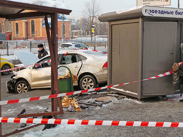 Легковой автомобиль врезался в остановку общественного транспорта на юге Москвы, пострадали шесть человек