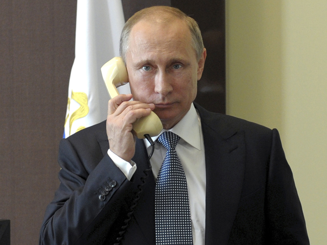 В ходе телефонных разговоров с канцлером Германии Ангелой Меркель и президентом Франции Франсуа Олландом, которые состоялись 25 и 26 января соответственно, Путин "обсудил резко обострившуюся ситуацию на юго-востоке Украины"