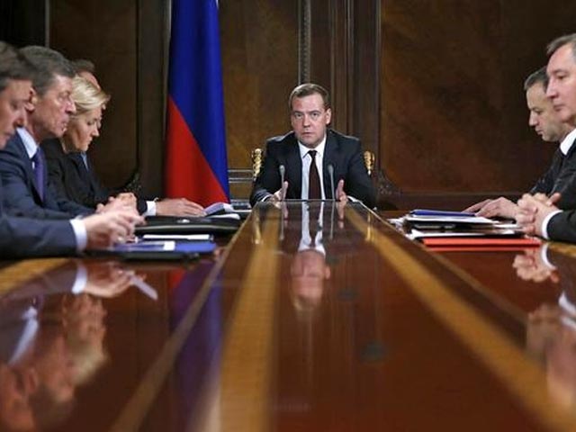 Медведев назвал снижение рейтинга России до "мусорного" политическим решением S&P
